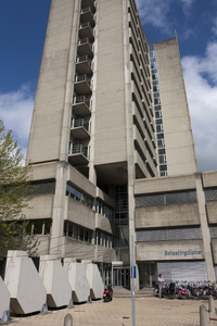 818252 Gezicht op de hoofdingang van het kantoorgebouw van de Belastingdienst (Gerbrandystraat 20) te Utrecht.